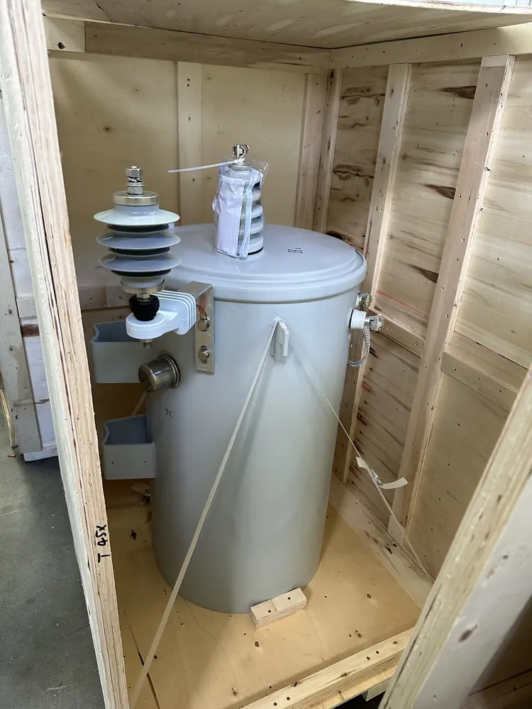 Transformador monofásico tipo poste protegido dentro de una caja de madera