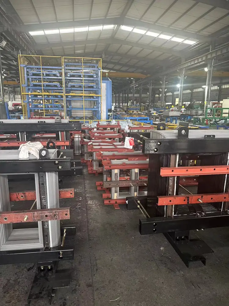 Estructuras de sujeción y componentes durante fabricación de transformadores