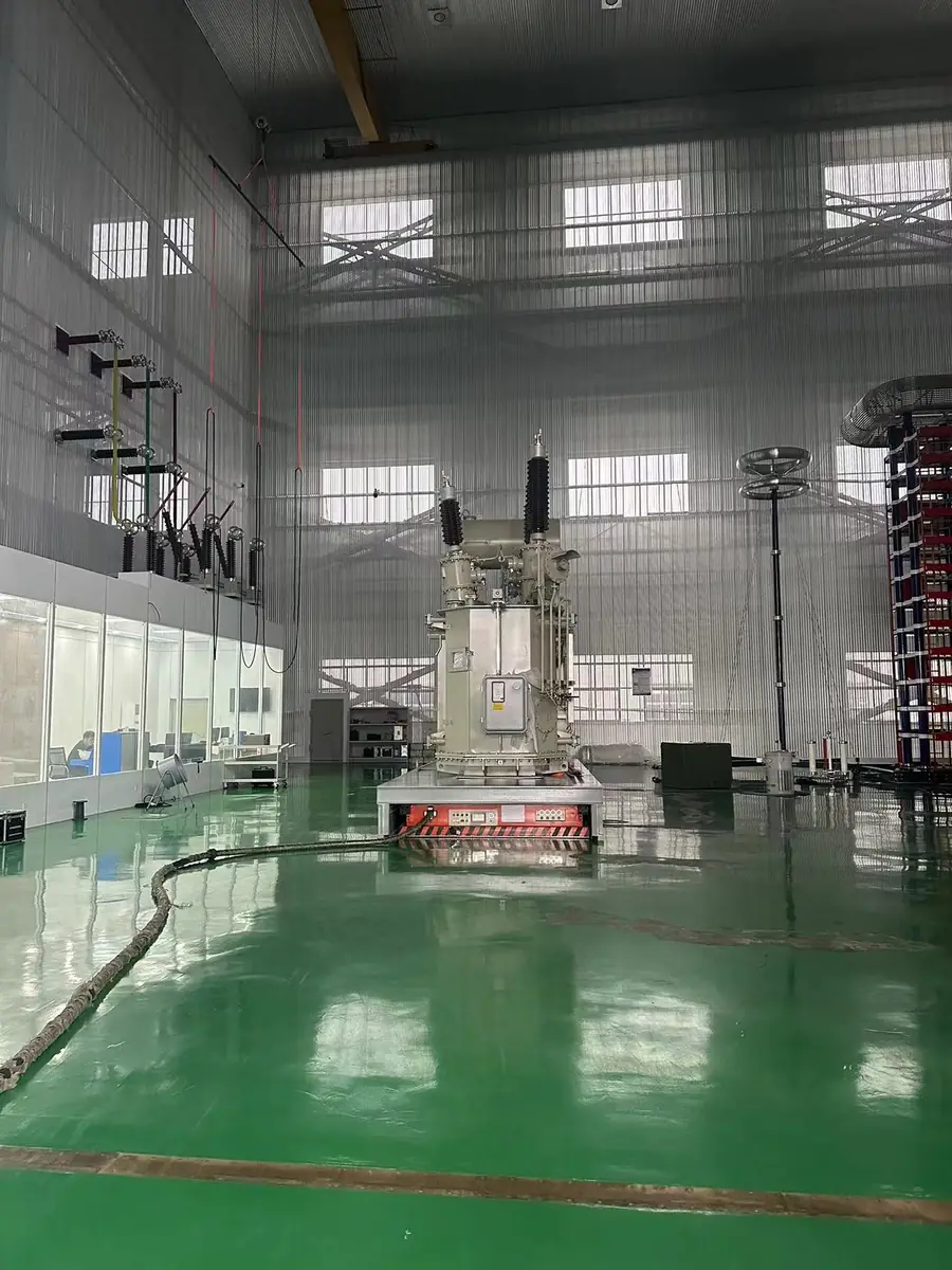 Laboratorio de ensayos de alta tensión utilizado para pruebas de transformadores