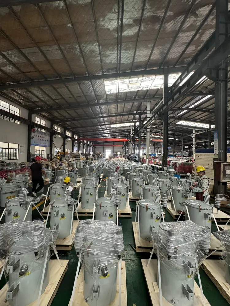 Línea de fabricación con transformadores tipo poste en distintas etapas