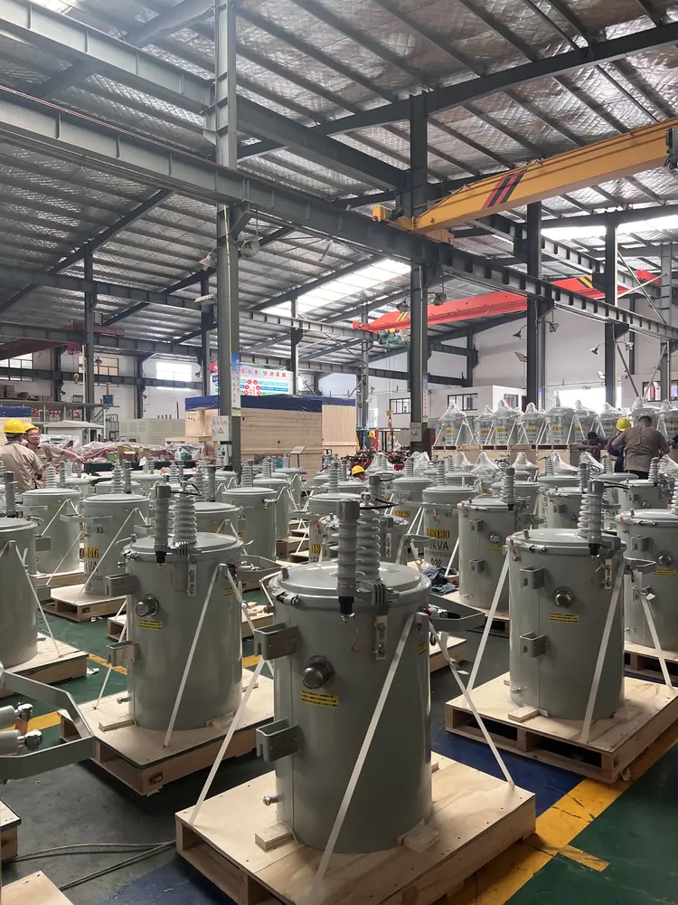Lote de transformadores monofásicos autoprotegidos en fabricación
