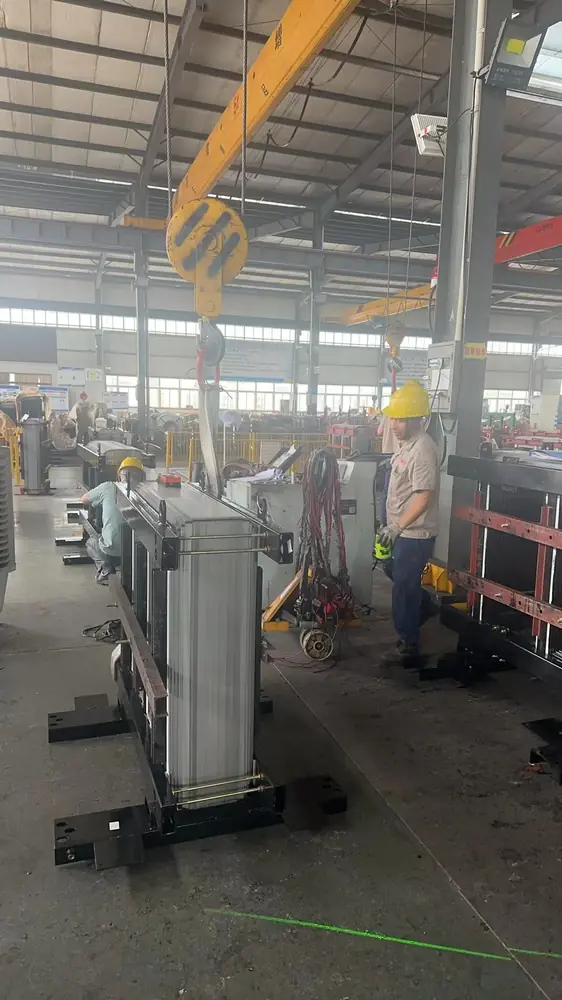 Operario trabajando en el montaje de un transformador de distribución
