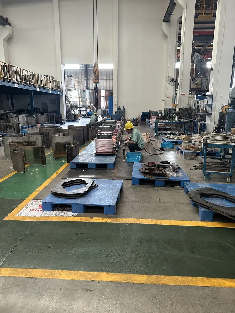 Componentes y área de preparación durante fabricación de transformadores