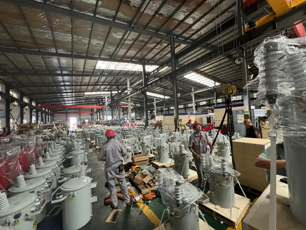 Producción en lote de transformadores tipo poste con personal de fabricación