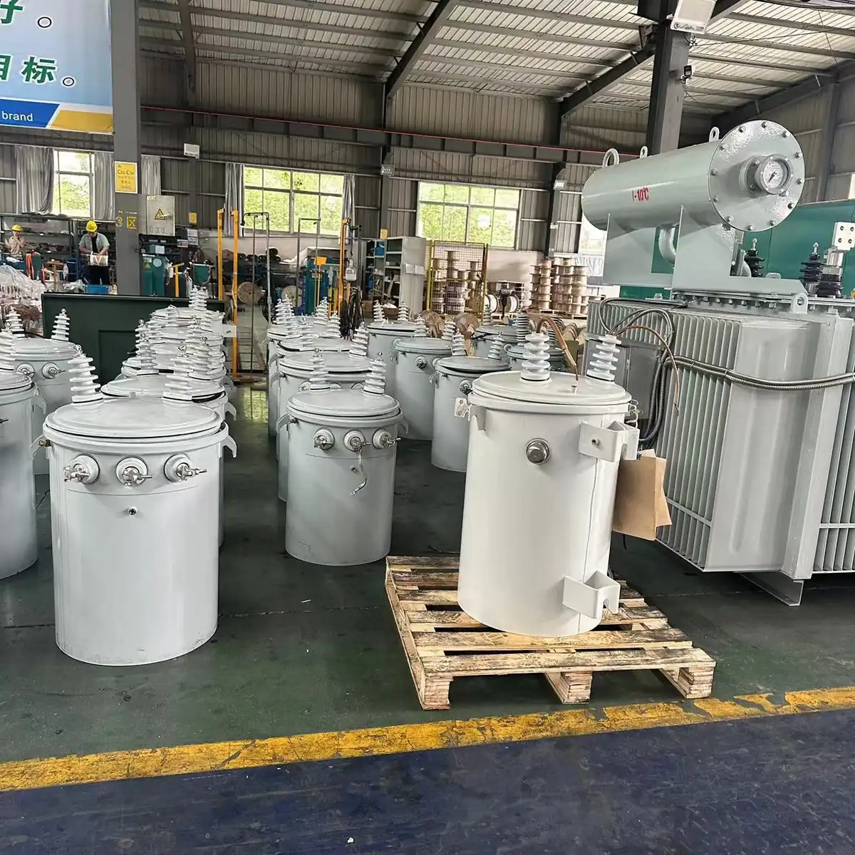 Lote de transformadores monofásicos tipo poste en un área de fabricación