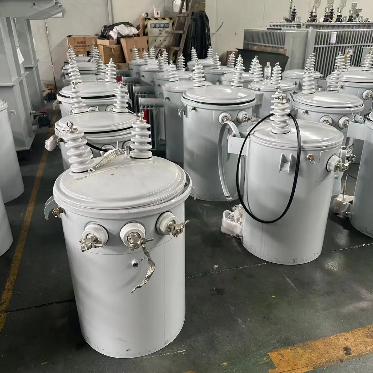 Varios transformadores monofásicos tipo poste en área de fabricación