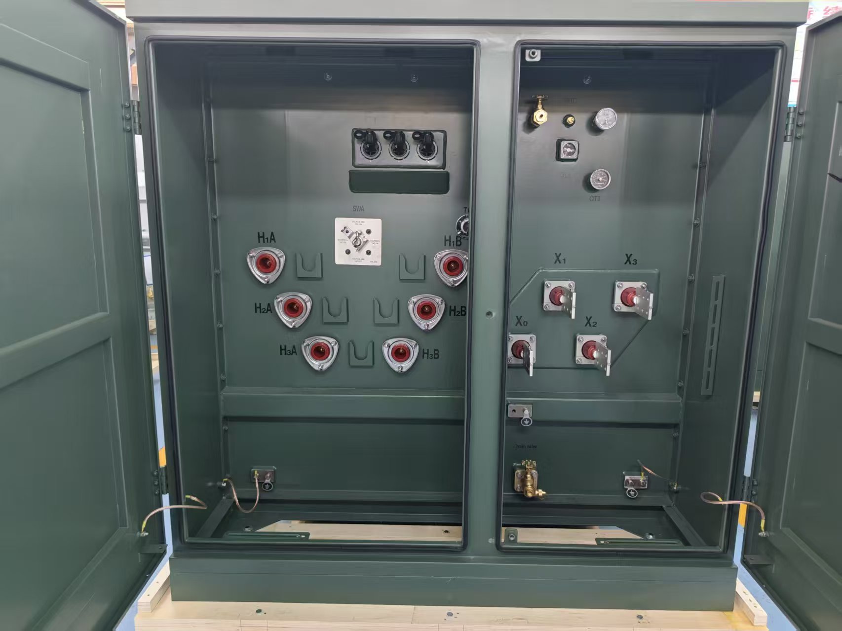 Delta-wye pad-mounted transformer terminal connections showing H1 H2 H3 and X1 X2 X3 terminals